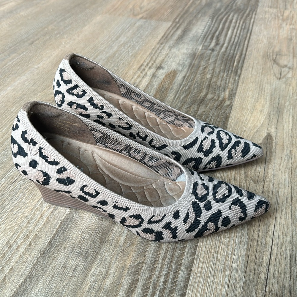 Pointed-Toe Wedge (Aria Wedge Pro) Leopard Print